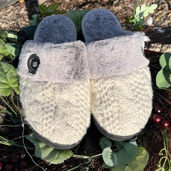 dearfoams Shoes - Womens size Large Dearfoam knitted and lined slippers Excellent Condition